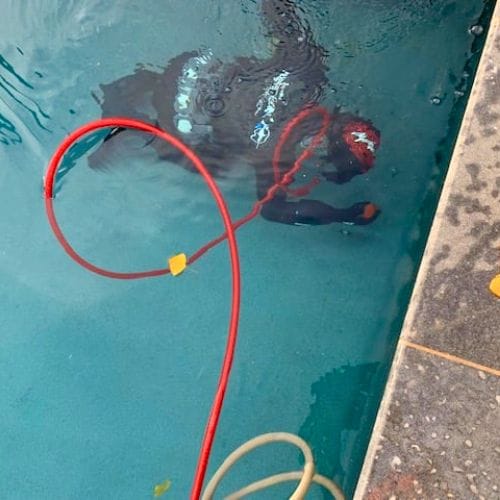 Détection fuite piscine sous l’eau